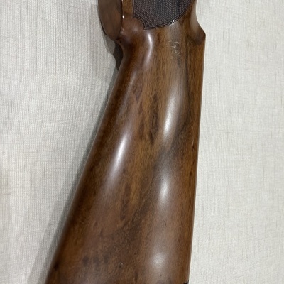 Coronha de espingarda em madeira polida com detalhe preto