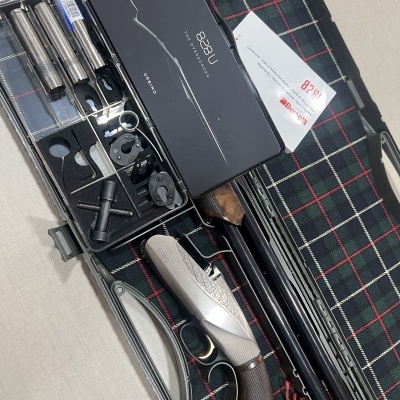 Estojo xadrez com espingarda, acessórios e caixa preta com texto