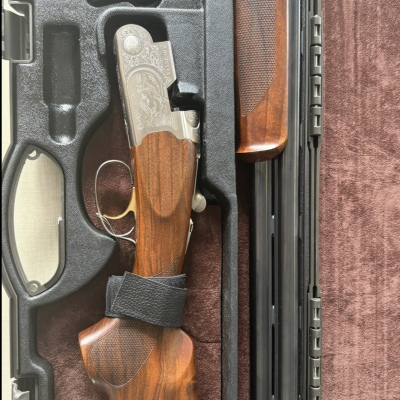 Espingarda gravada em estojo preto com interior castanho