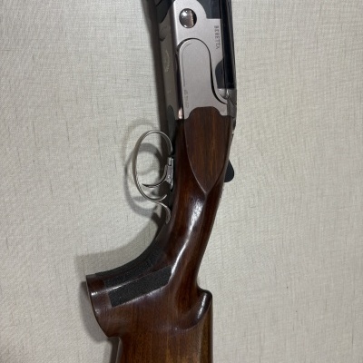 Espingarda com coronha em madeira castanha e detalhe metálico prateado com gravação BERETTA