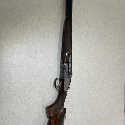 Espingarda de canos duplos com acabamento em madeira e metal