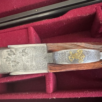 Arma de fogo decorada em caixa de veludo vermelho