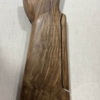 Coronha de arma de madeira com base preta