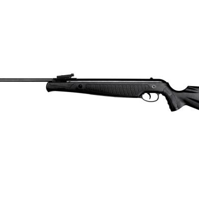 Carabina de ar comprimido preta com cano longo e mira vermelha sobre fundo branco