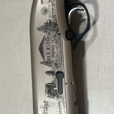 Espingarda Beretta com gravações detalhadas em metal e madeira