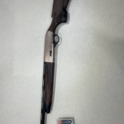 Rifle de cano duplo em madeira com caixa plástica de acessórios