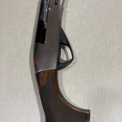 Espingarda com detalhes em madeira castanha e estrutura metálica cinza escura