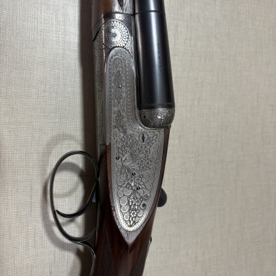Arma de fogo de canos duplos com gravações e madeira castanha