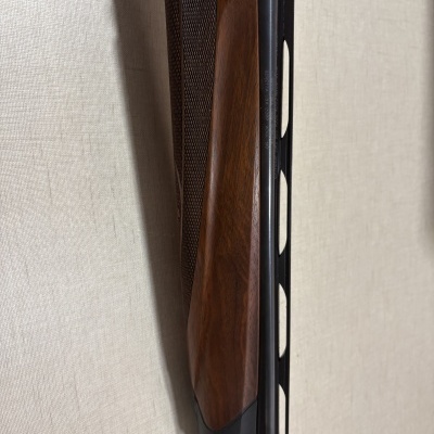 Espingarda com coronha de madeira castanha e cano metálico preto