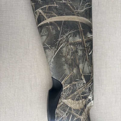 Parte traseira de uma espingarda com camuflagem Realtree Max-7