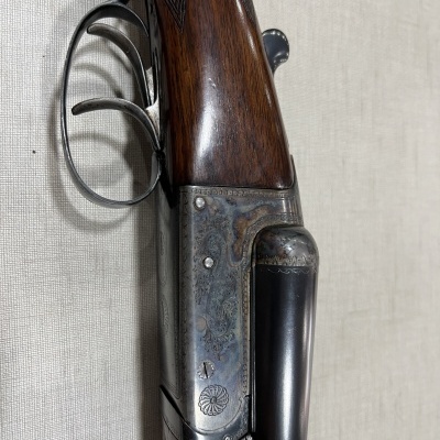 Espingarda de madeira e metal com detalhes gravados