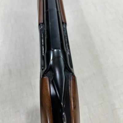 Espingarda de canos duplos em madeira e metal preto vista de cima