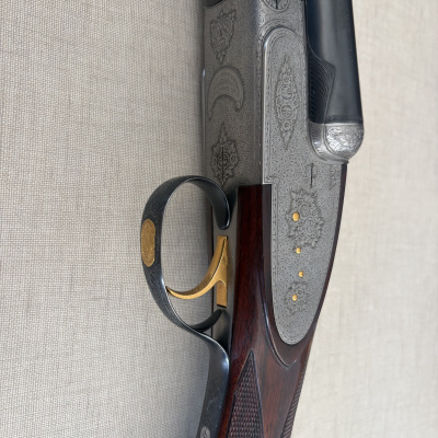 Rifle de caça com detalhes florais gravados e madeira escura