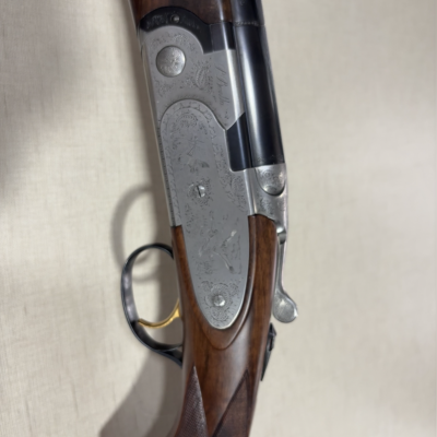 Espingarda com coronha de madeira e detalhes metálicos gravados