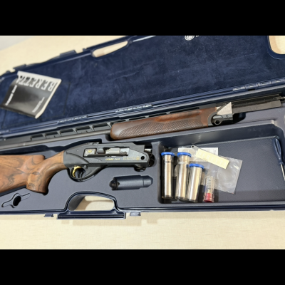 Rifle Beretta UGB25 Xcel com acessórios numa maleta azul