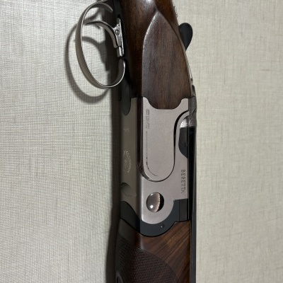 Espingarda de caça com coronha em madeira e acabamento metálico