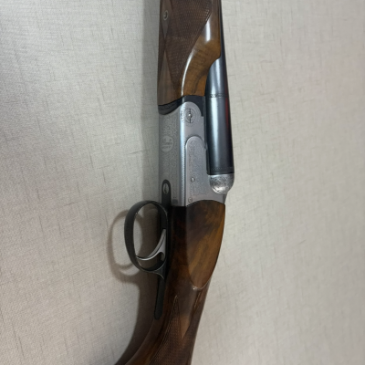 Espingarda de caça com madeira castanha e metal prateado decorado