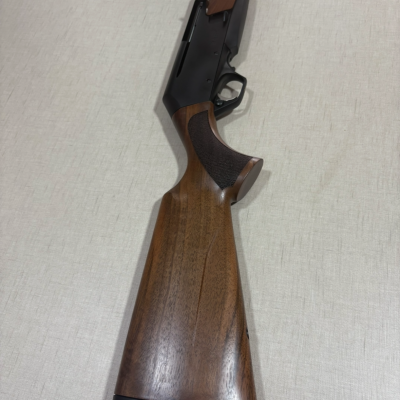 Espingarda com madeira castanha e parte metálica preta