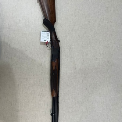 Espingarda de madeira e metal contra fundo claro