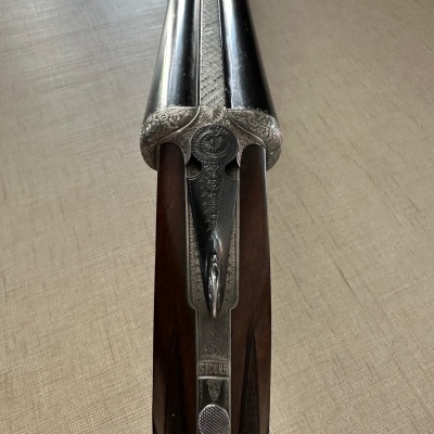 Espingarda de canos duplos com gravações e coronha de madeira