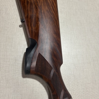 Coronha em madeira e metal decorativo