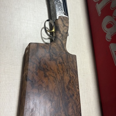 Espingarda com coronha em madeira castanha e metal gravado