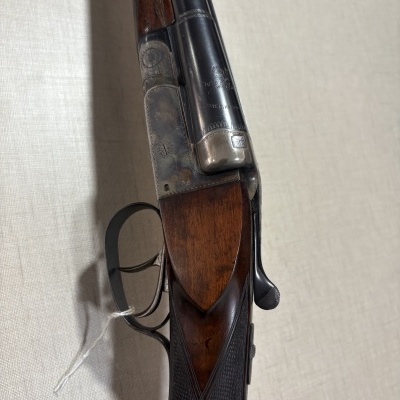 Espingarda de caça double-barrel com coronha de madeira e gatilho duplo