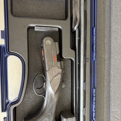 Espingarda Beretta 686 com empunhadura de madeira e estojo azul