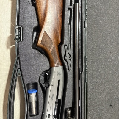 Caixa preta com espingarda Beretta Xplor Action e acessórios