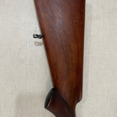 Cabo de espingarda de madeira castanha com parte superior preta emborrachada