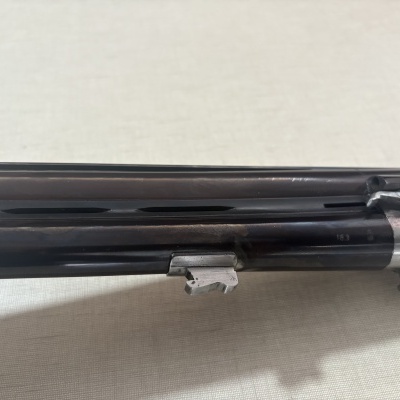 Parte superior de espingarda de canos duplos paralelos em metal preto e prateado