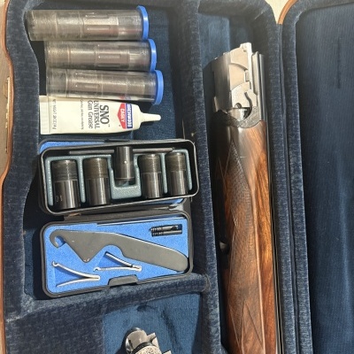 Mala azul com espingarda e acessórios metálicos