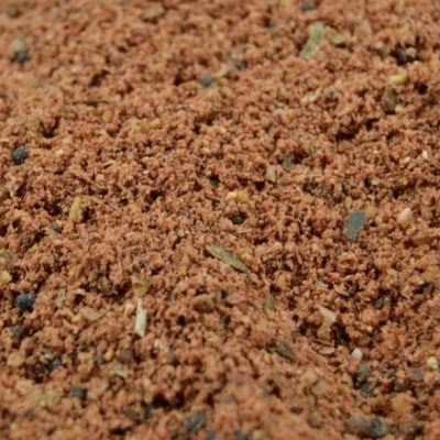 Mistura granulada castanha com grãos pretos e pedaços claros