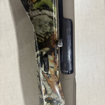 Escopeta camuflada com gravação Benelli inertia System