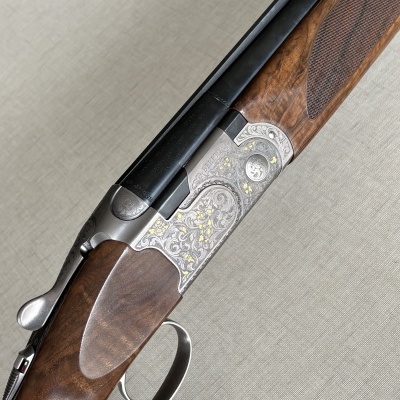 Rifle de caça Beretta com acabamento em madeira e metal trabalhado