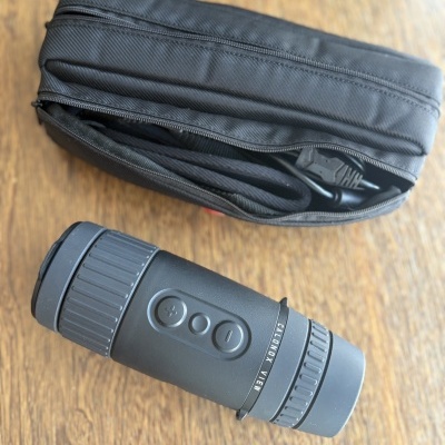 Monóculo preto com botões e bolsa preta com cabo