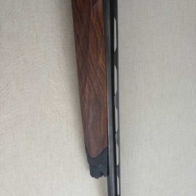 Espingarda de cano duplo com madeira castanha e metal preto