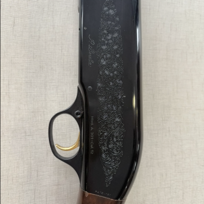 Espingarda com corpo tratado e detalhes gravados