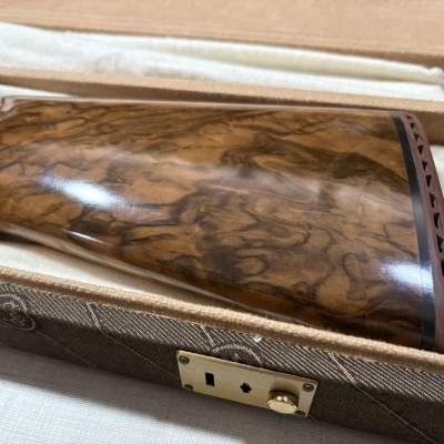 Coronha de espingarda em madeira polida com padrão natural