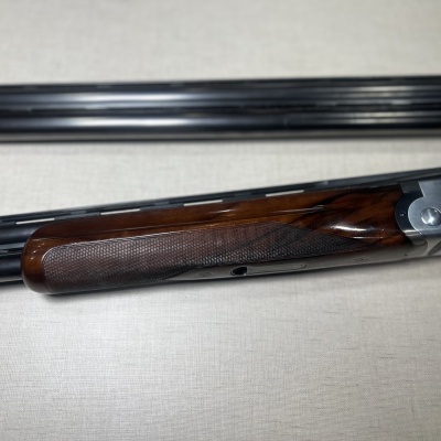 Espingarda de cano duplo com detalhes em madeira e gravação dos anéis olímpicos