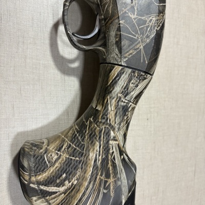 Peça de arma com padrão camuflado e punho texturizado