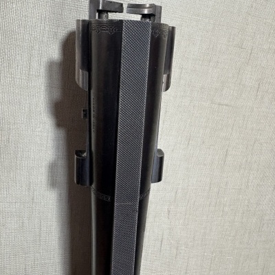 Cano duplo de arma de fogo com textura padrão e detalhes gravados