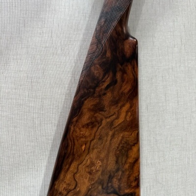 Coronha de espingarda em madeira escura com padrão natural