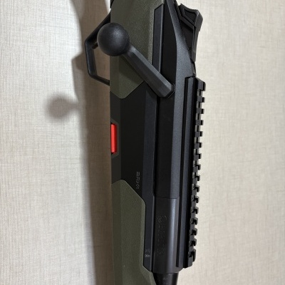 Carabina verde e preta com ferrolho e trilho para mira