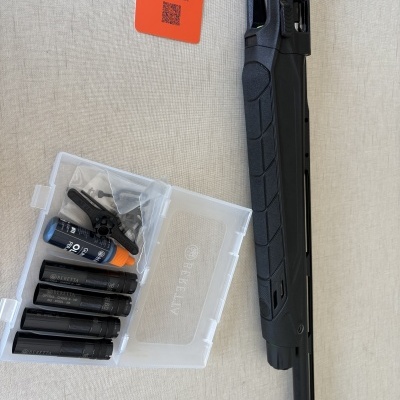 Espingarda preta Beretta com acessórios e etiqueta vermelha AX800 SUPREMA