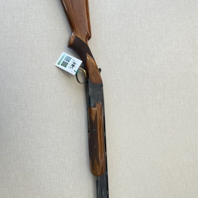 Espingarda com acabamento em madeira e metal com etiqueta pendurada