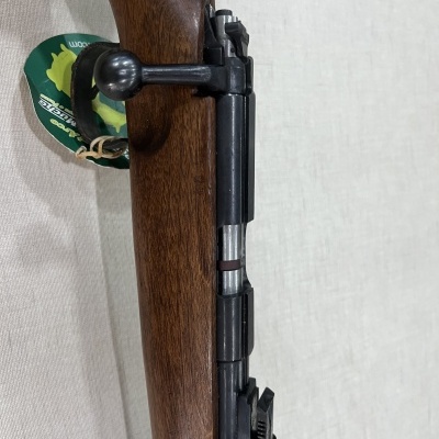 Rifle de madeira e metal com manípulo de ferrolho esférico e etiqueta verde
