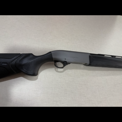 Espingarda de caça preta e cinza sobre fundo claro