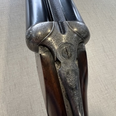 Espingarda de canos duplos com coronha de madeira