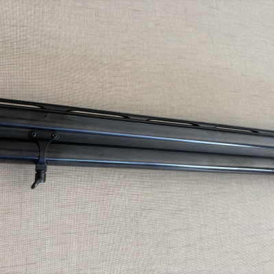Parte de espingarda de cano duplo em metal preto
